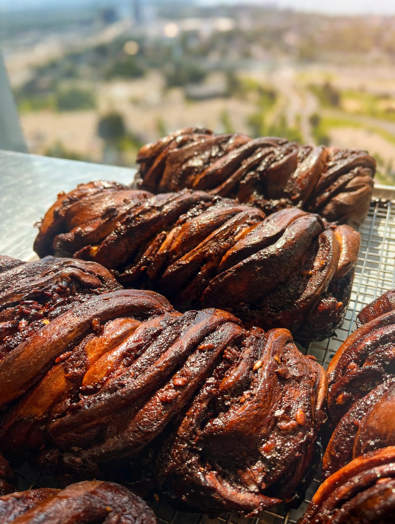 Babka au chocolat tranchée et présentée sur une planche