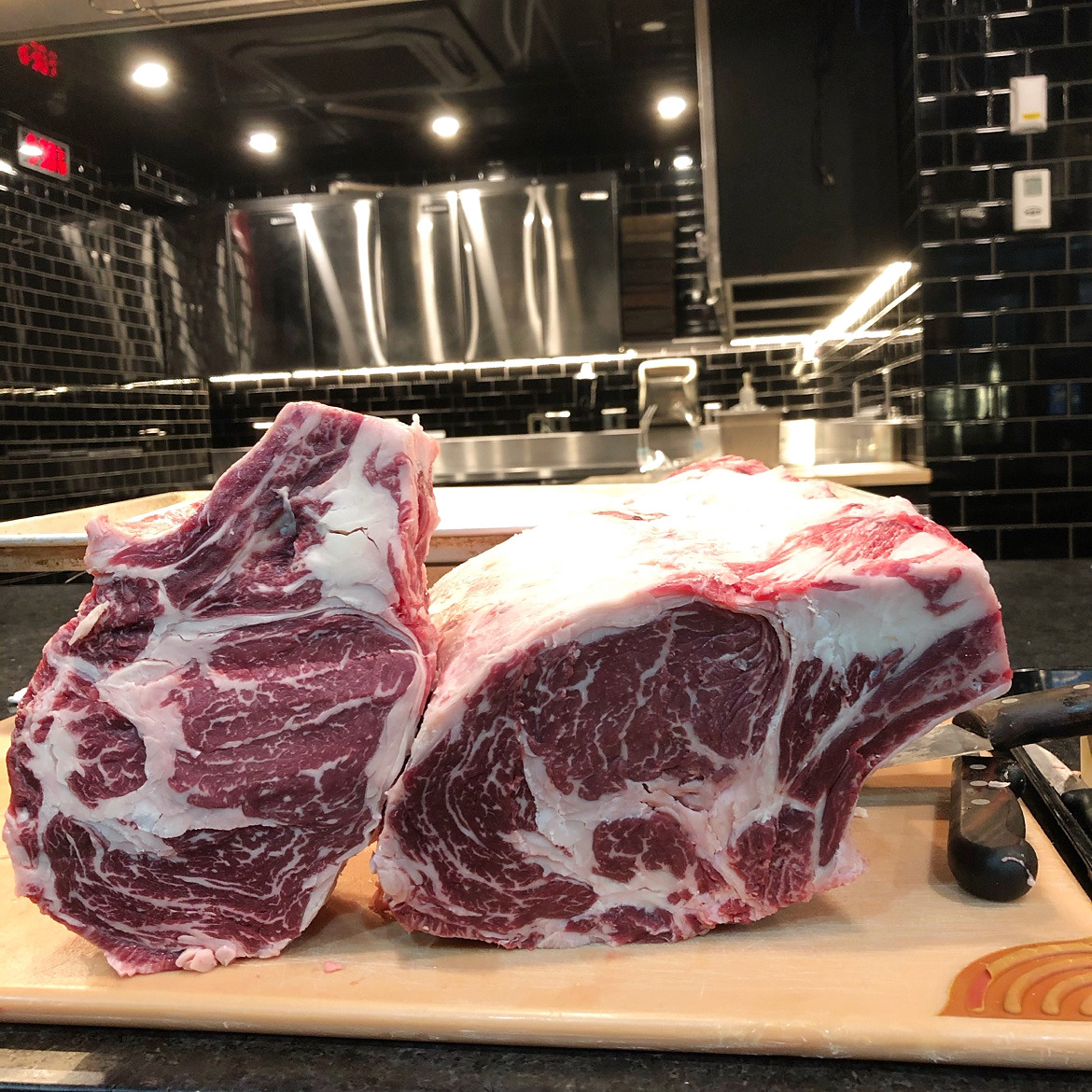 Pièces de bœuf crues et persillées préparées en cuisine