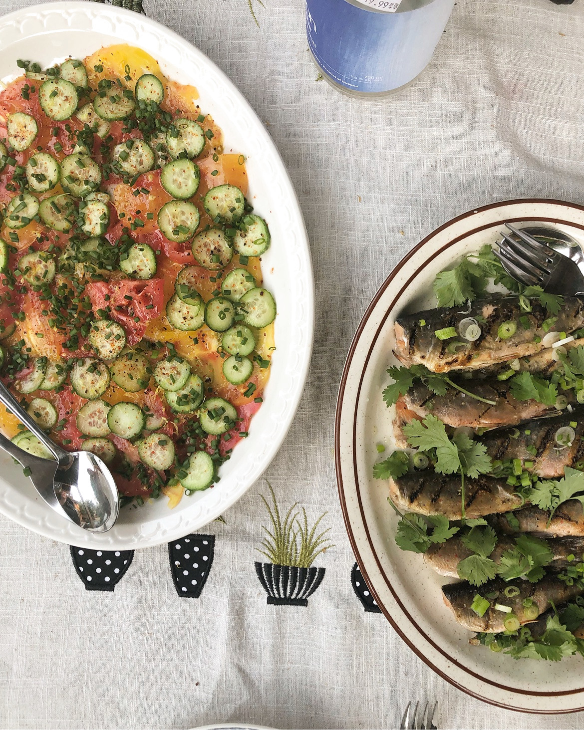 Tomates servies avec de la truite grillée