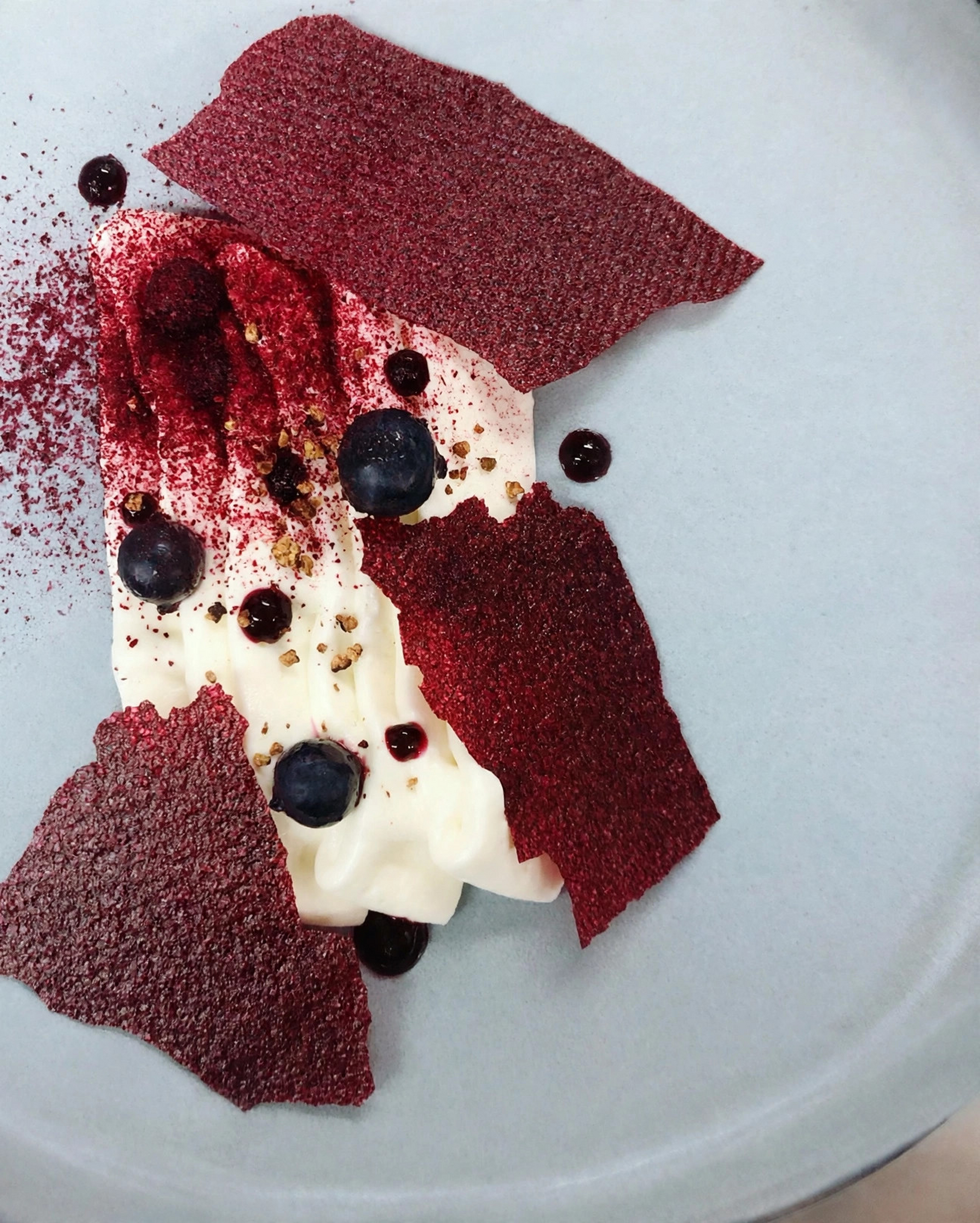 Dessert aux baies avec crème légère et fines tuiles rouges