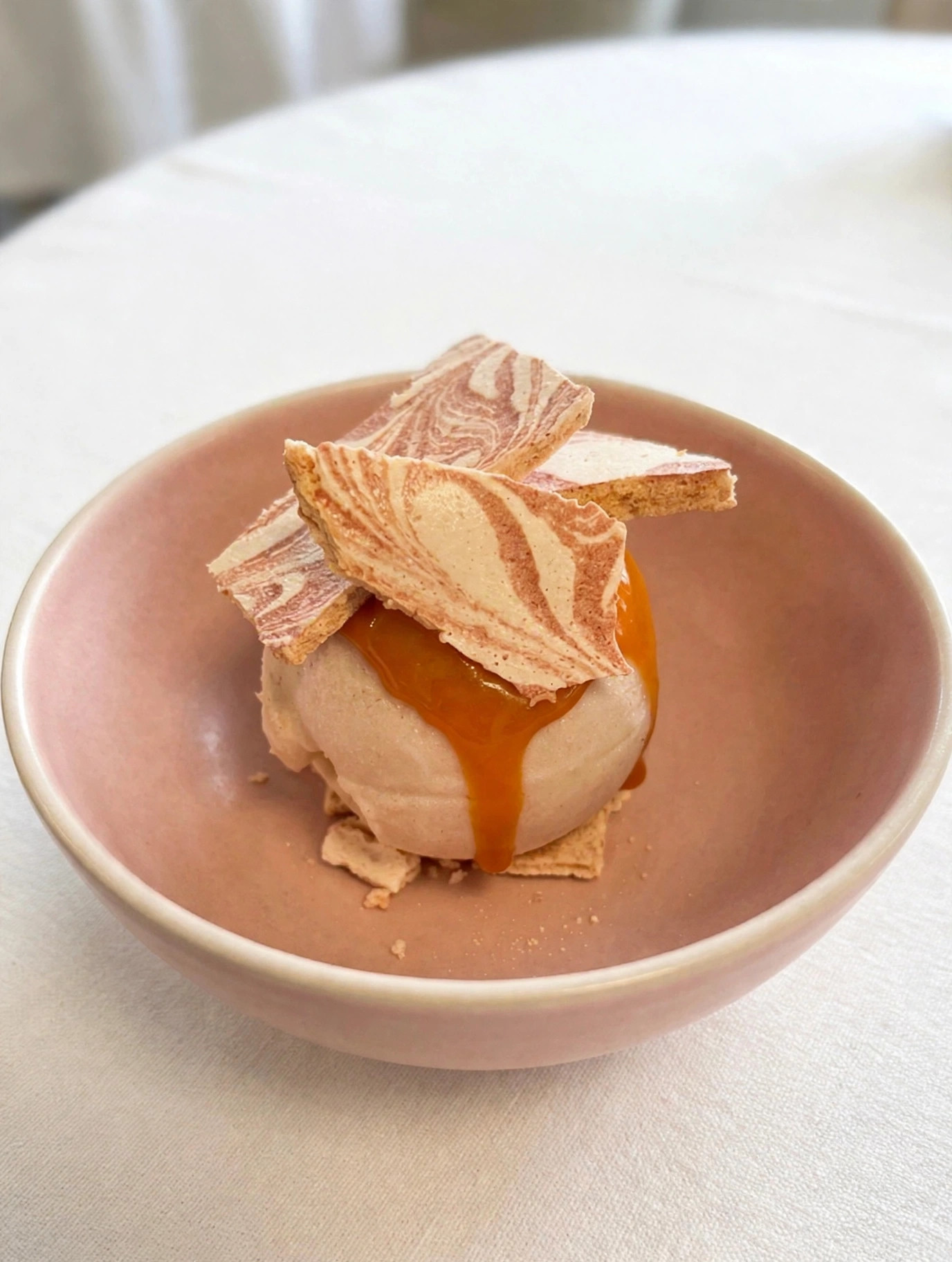 Sorbet tutti frutti présenté dans une assiette blanche