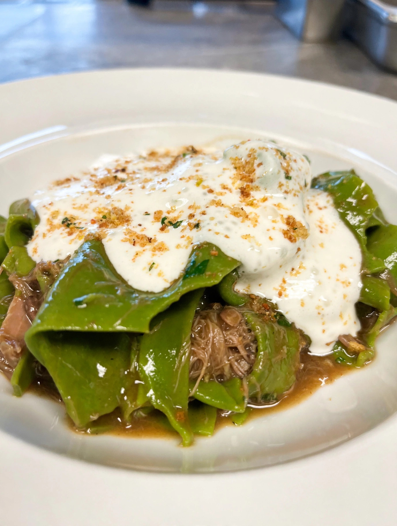 Agneau et pappardelle dressés en assiette