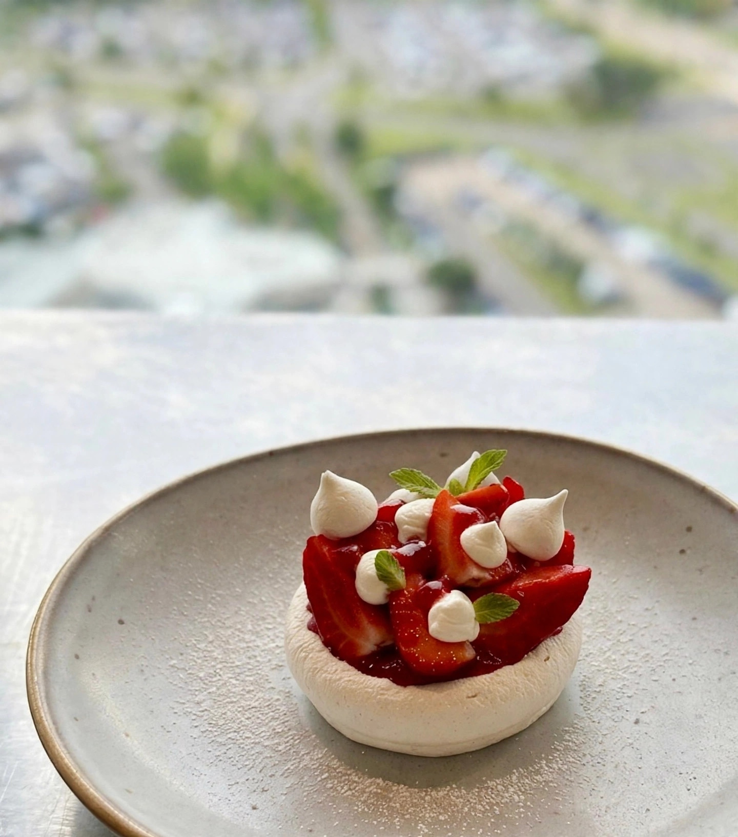 Pavlova garnie de fraises fraîches et de crème