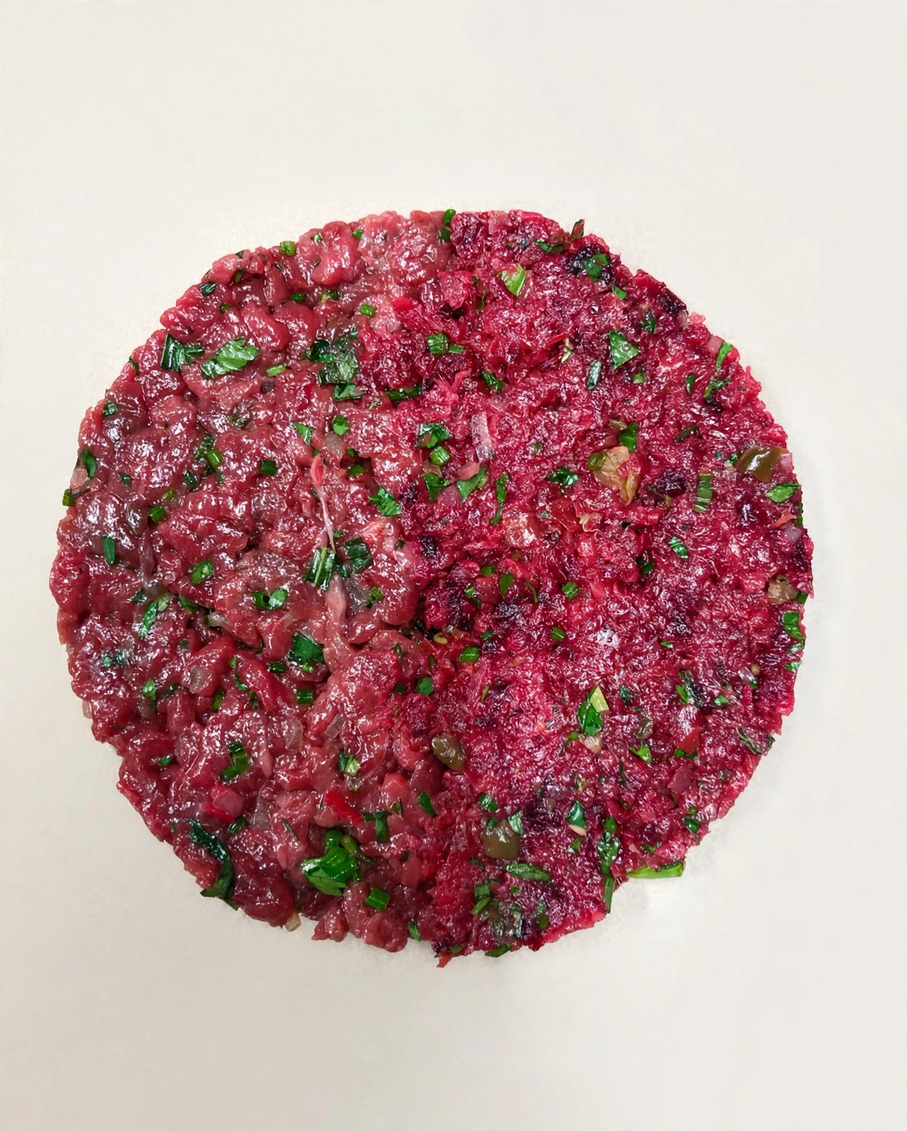 Tartare de cerf et betterave présenté en assiette