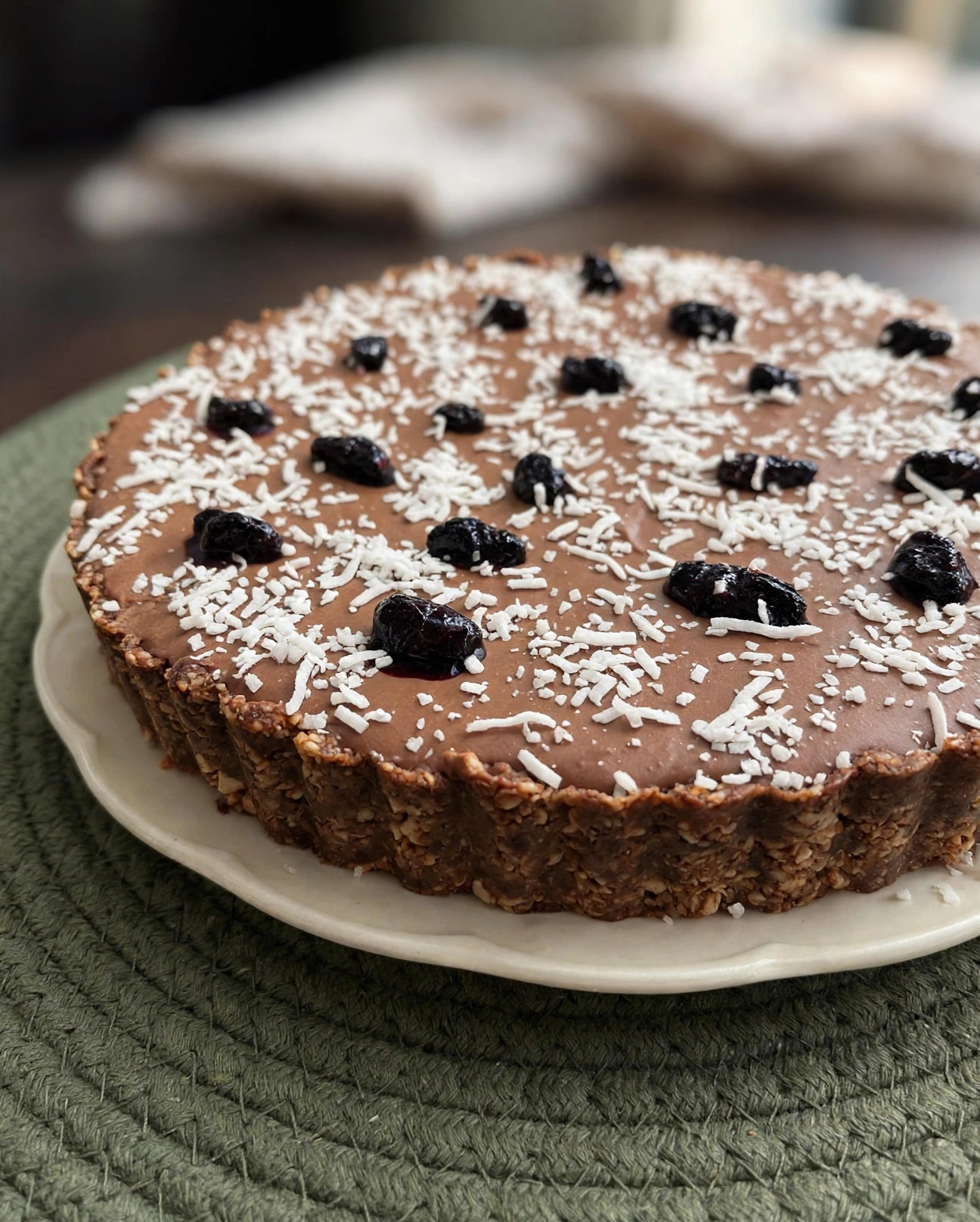 Tarte au chocolat présentée avec un dressage graphique